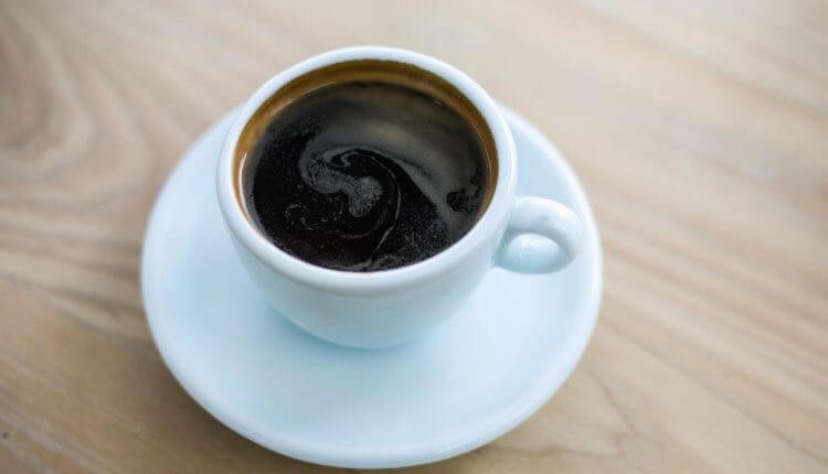 آیا نوشیدن قهوه با شکم خالی مشکلی به وجود می‌آورد؟