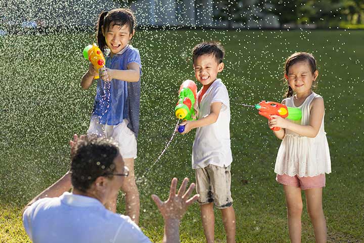 آب‌ بازی چه فایده‌ای برای کودکان دارد؟
