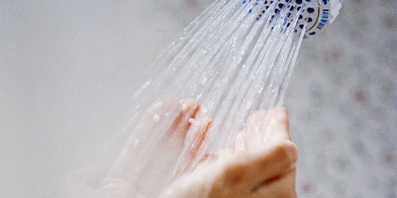 ۳. فواصل شستن موهایتان را افزایش دهید و در هنگام دوش گرفتن از کلاه دوش استفاده کنید