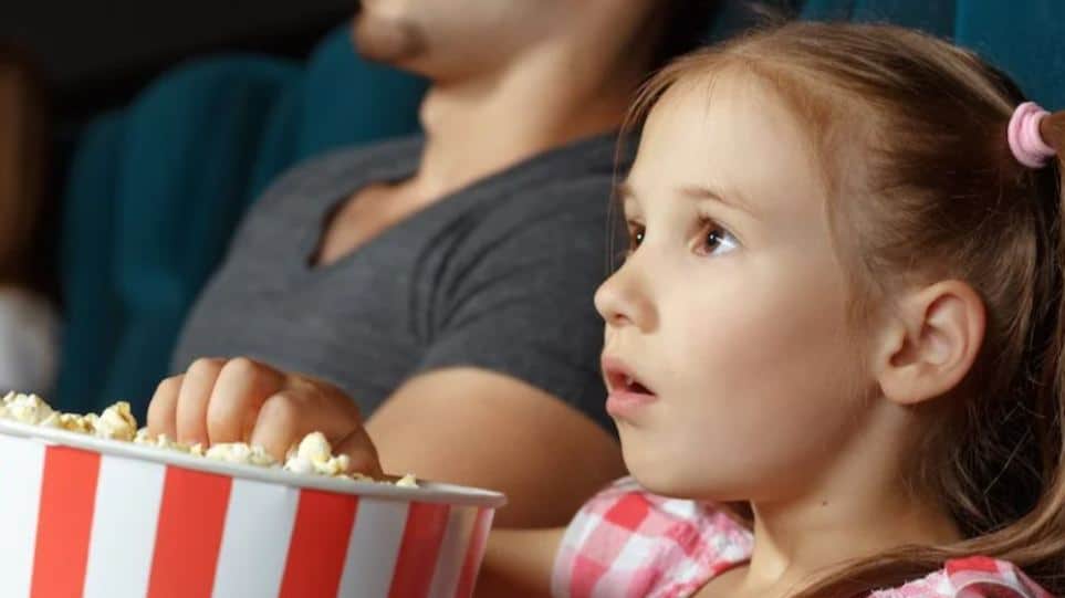 قبل از بردن کودکان به سینما چه باید بکنید؟