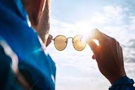 ۳ راه حل برای افراد عینکی در مقابل مضرات نور خورشید