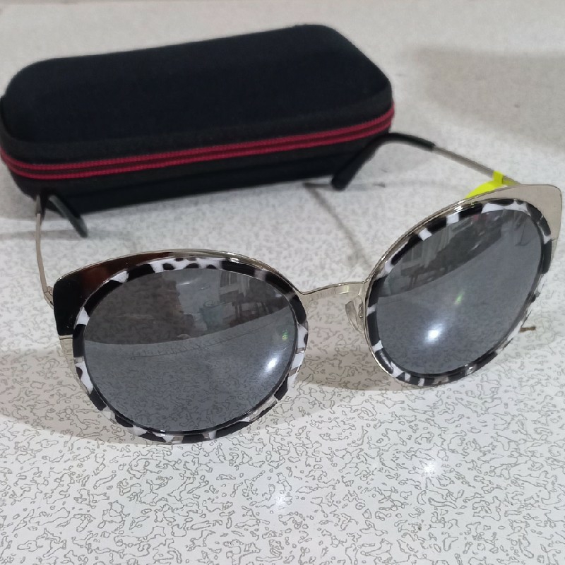 عینک های افتابی مردانه و زنانه همراه همراه با کیف